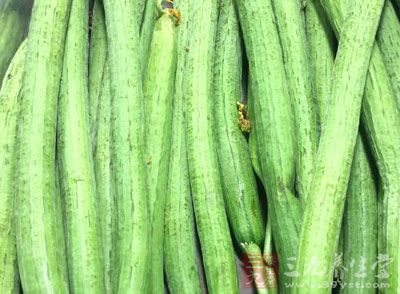 丝瓜晒干，研为细未，每晚用水调涂面