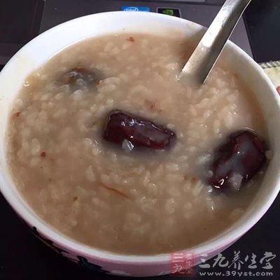 冬季养生晨起服热粥，晚餐宜节食，以养胃气。