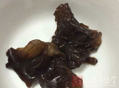 黑木耳含有一种特殊的植物胶质，具有较强的吸附力，能吸附停留在人体消化道和呼吸道的灰尘和杂质，使其排出体外