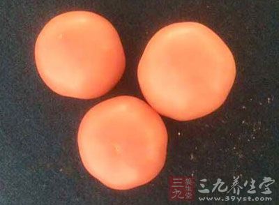 每日喝1杯西红柿汁可防治雀斑 每日喝1杯西红柿汁可防治雀斑