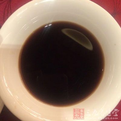 可用一湯匙食醋兌入溫開(kāi)水中慢服