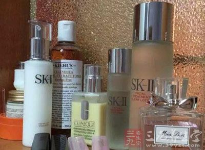 现在市面上的产品有很多种类可供选择，常见的是磨砂膏和浴盐