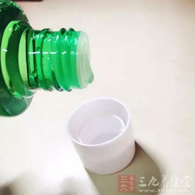 通常来说润肤产品的滋润程度,霜类是要比乳液类来得更为足一些的 通常来说润肤产品的滋润程度,霜类是要比乳液类来得更为足一些的