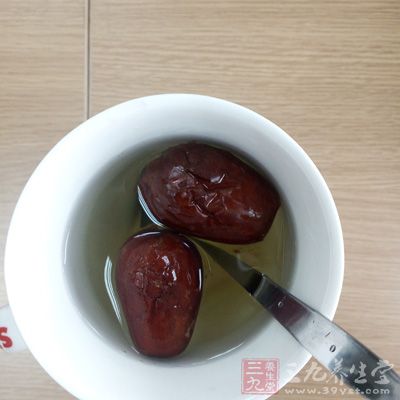 配料：黑芝麻10克，红枣5枚，冰糖适量