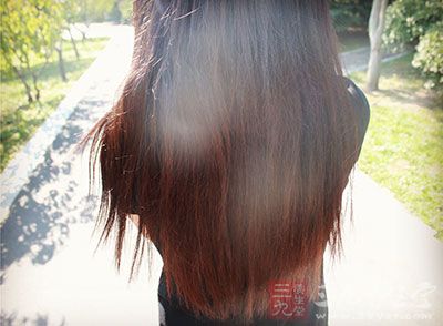 肝肾阴虚者，头发成片脱落，发质干枯，常伴有头晕、失眠、五心烦热、睡觉时出汗、腰膝酸软等不适。