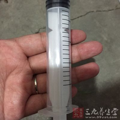 传统方法是静脉内滴注0.1%的普鲁卡因用以静脉封闭