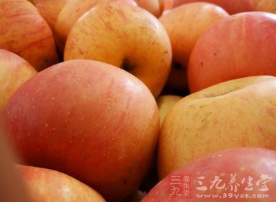 冬天吃苹果能够美白皮肤