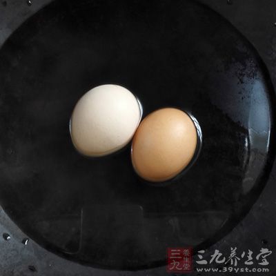 雞蛋味甘，性平，有補(bǔ)中益氣、養(yǎng)陰定驚等作用