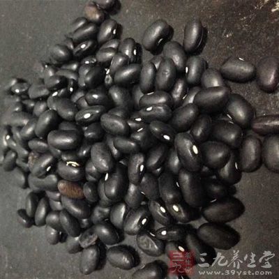 黑豆清洗干净，然后提前一个小时放入清水中浸泡