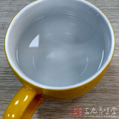 轻拍其背，喂点热水