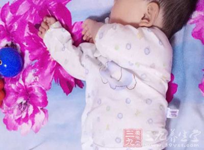 新生儿翻白眼 宝宝睡觉时为什么翻白眼