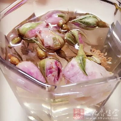 玫瑰花茶：玫瑰花15克，沸水冲泡代茶