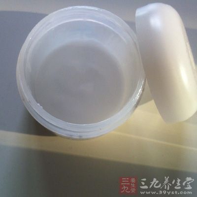 先涂抹油性护肤品，再使用水性护肤品