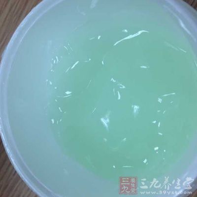 用补水面霜或化妆水给皮肤充分补水