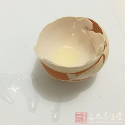 新鲜蛋壳在水中浸泡擦玻璃或家具可增加光泽 新鲜蛋壳在水中浸泡擦玻璃或家具可增加光泽