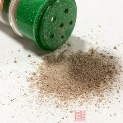 专家建议他们做菜,煮汤煮粥时,加入少量胡椒、干姜、陈皮。 专家建议他们做菜,煮汤煮粥时,加入少量胡椒、干姜、陈皮。