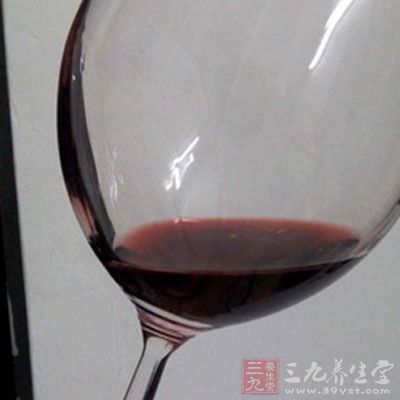 如果非要喝酒，那就喝红酒。因为葡萄皮中所含抗氧化物质多酚留存在酒液中，可以降低心血管疾病的几率。