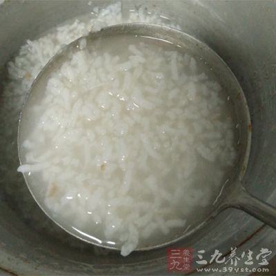 先将高良姜末置粥锅内，并加入清水2000毫升，用中火煎至1500毫升，去良姜渣