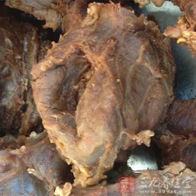 先将嫩牛肉洗净剁成肉糜，加入姜汁及酒、盐、糖、油腌一下。