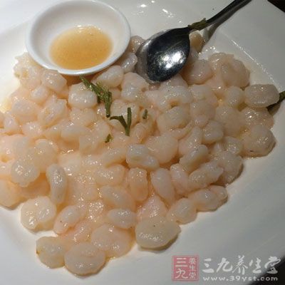 蝦仁去沙線洗凈后用廚房紙吸干水分，加入姜末、一小勺料酒、一小勺干淀粉和1/2茶勺鹽，用手捏幾下上漿