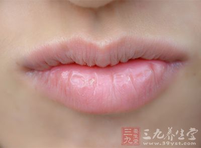 嘴唇皮肤比较纤薄幼细,嘴唇很容易被紫外线灼伤而引起脱皮。 嘴唇皮肤比较纤薄幼细,嘴唇很容易被紫外线灼伤而引起脱皮。