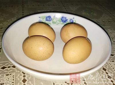 奶、蛋、鱼、瘦肉、豆制品等食品,每日膳食轮换安排,为肝脏提供足量优质蛋白。 奶、蛋、鱼、瘦肉、豆制品等食品,每日膳食轮换安排,为肝脏提供足量优质蛋白。