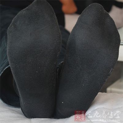 盘腿端坐,用左手拇指按右脚太冲穴(脚背第一、二趾骨之间),沿骨缝的间隙按压并前后滑动 盘腿端坐,用左手拇指按右脚太冲穴(脚背第一、二趾骨之间),沿骨缝的间隙按压并前后滑动