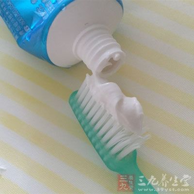 牙膏中更是含有抑制牙龈红肿收敛疮口的有效成分 牙膏中更是含有抑制牙龈红肿收敛疮口的有效成分