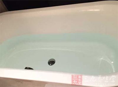 用于盆浴,在温水中加入1~2汤匙食醋,洗澡后不仅能去除皮肤老化的角质层 用于盆浴,在温水中加入1~2汤匙食醋,洗澡后不仅能去除皮肤老化的角质层