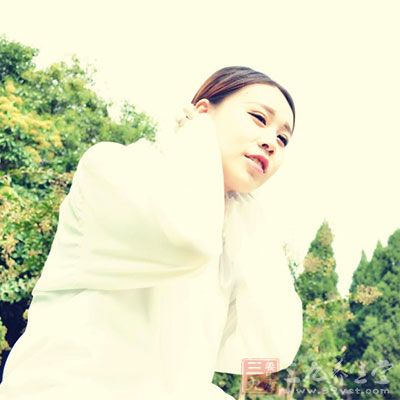 注意耳部适合清爽的保养品