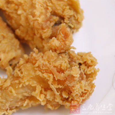 男人口味一般较重，尤其是爱喝酒的男人，喜欢吃油腻和油炸食物来下酒