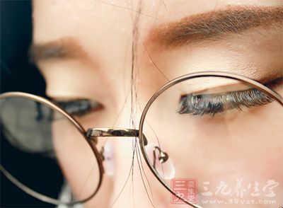 缺失水分的眼周肌肤很容易产生细纹,滋润型眼膜能够即刻补充眼周肌肤的水分。 缺失水分的眼周肌肤很容易产生细纹,滋润型眼膜能够即刻补充眼周肌肤的水分。