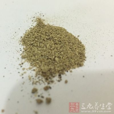 将白胡椒研磨，然后加入适量的白酒搅拌成为糊状