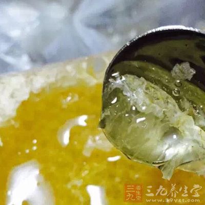 蜂房适量，加纯酒精适量，点火燃烧