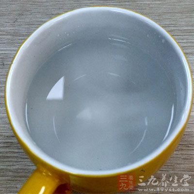 每天九杯水，少喝碳酸饮料