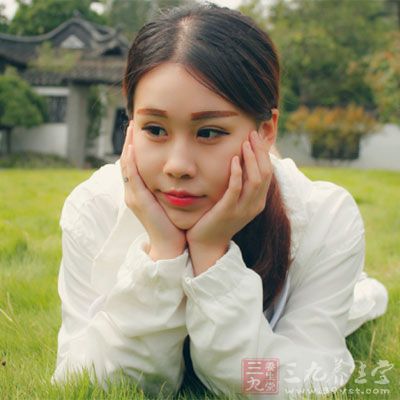 涂上少量橄榄油可使口唇重新变得光润 涂上少量橄榄油可使口唇重新变得光润