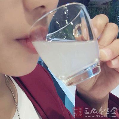 大口大口地喝水