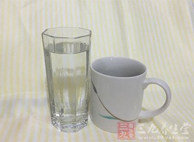 餐后半小时喝一些水 餐后半小时喝一些水