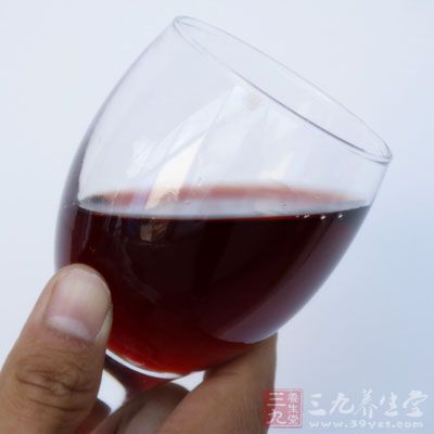 每天喝一杯红酒，可以增强我们的食欲