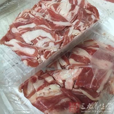 瘦肉，料酒，酱油，葱花、鸡精，糖