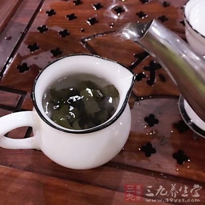 茶水当中含有茶多酚，茶多酚的抗菌消炎的功效是非常显著的