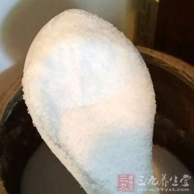 根据个人口味轻重放入精盐，翻炒均匀