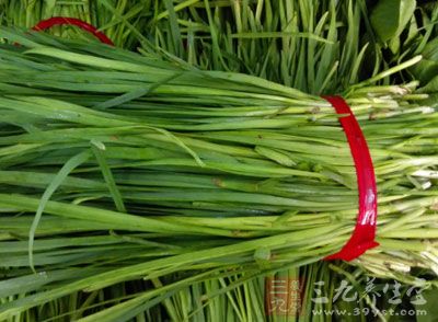 童便３０毫升，韭菜汁１５毫升。混匀，分３次服下