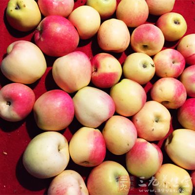 将苹果削去皮,剜去果核。 将苹果削去皮,剜去果核。