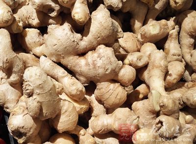 将鲜姜洗净，捣碎，用纱布绞压取汁液