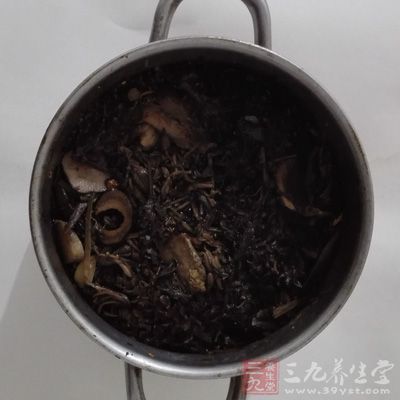 将三种药材放入1L的凉水中浸泡15分钟