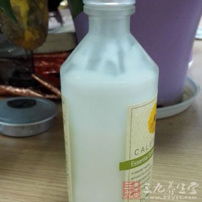 使用具有控油净脂功能的护肤品