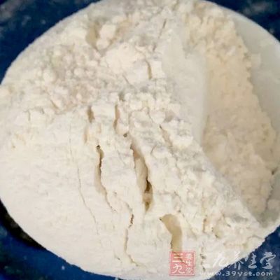 玉米粉300g、面粉200g、雞蛋2個(gè)、植物油3茶匙