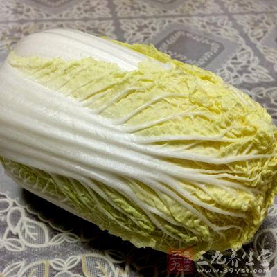 白菜，肉片(用酱油腌渍)，油，葱，姜，蒜，干红辣椒，芝麻酱，鸡精，盐