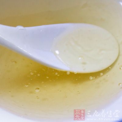 柠檬一个(用两片)，蜂蜜适量